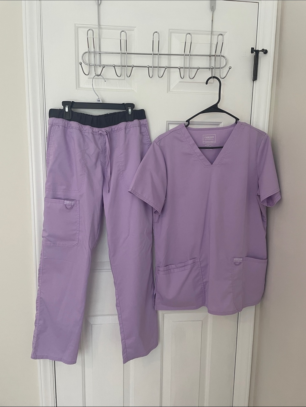 Women's Lavender Scrub Top & Jogger Pants Set - Classic Workwear